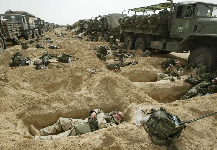 Lính bộ binh Mỹ thuộc Lữ đoàn 3, Sư đoàn không vận số 101 đào hố nằm nghỉ khi hành quân vào lãnh thổ Iraq từ Kuwait ngày 21/3/2003.